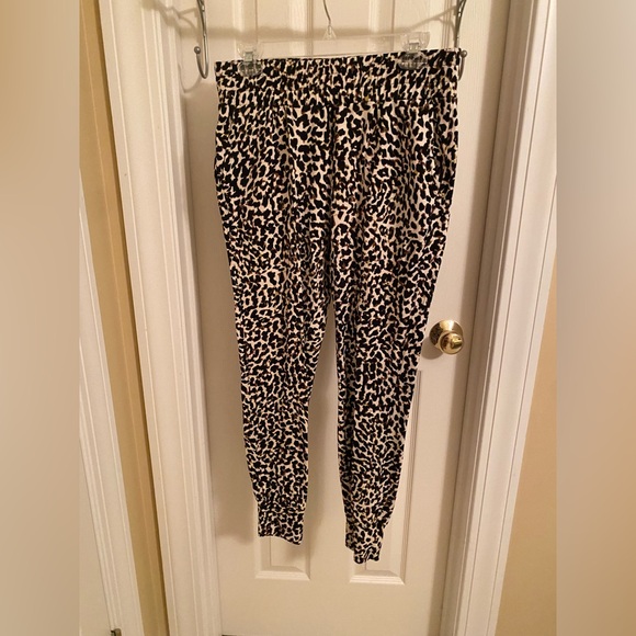 CAbi Women's Pivot Spotted Leopard Jogger Size Small Pockets #5680 EUC - Picture 1 of 2